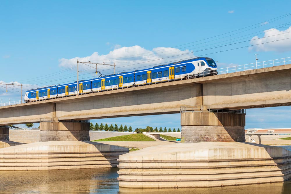 hrc-prosjekter-een trein passeert een brug over een kanaal in Nederland